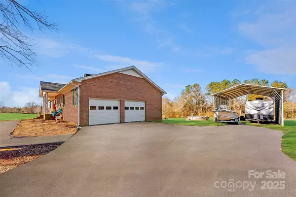 Kings Mountain, NC 28086,121 Putnam Lake RD
