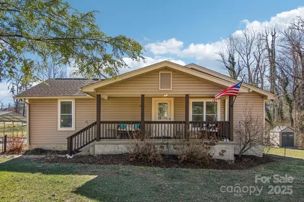 388 Fenway CIR, East Flat Rock, NC 28726