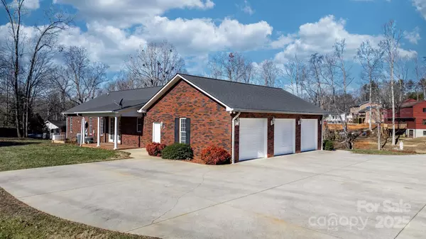 Valdese, NC 28690,3023 Woodstream DR