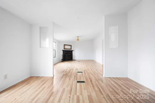 242 Breezy Mountain LN Mills River, NC 28759