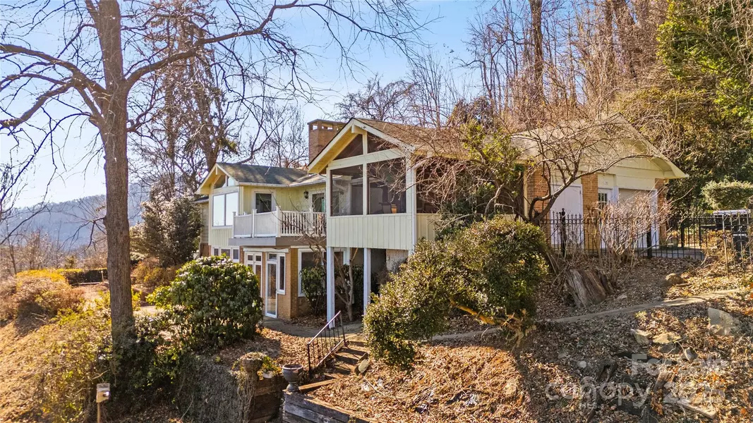 135 Valley View LN, Tryon, NC 28782