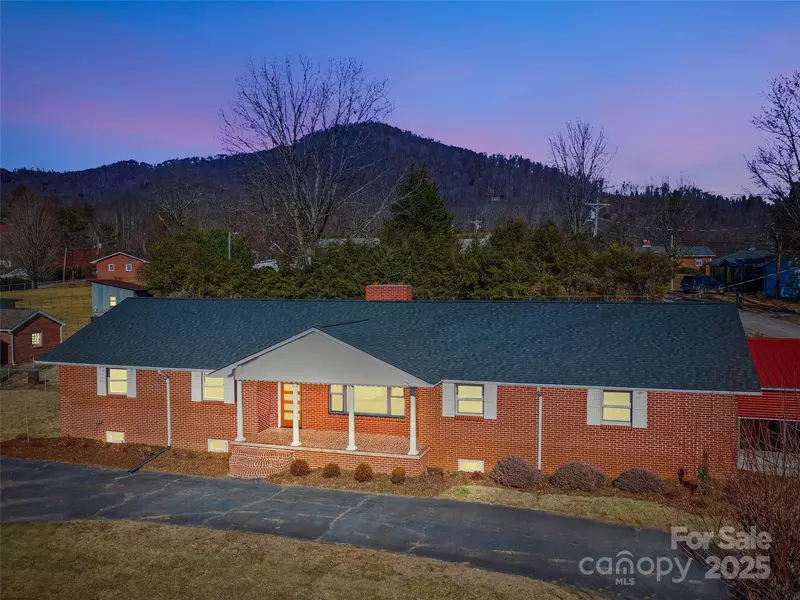 9 Link ST, Burnsville, NC 28714