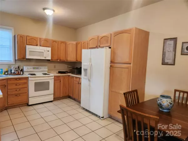 Asheville, NC 28803,979 W Chapel RD