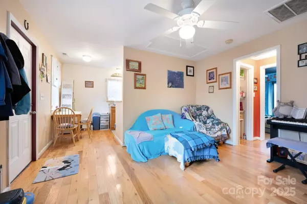 922 1st AVE W Hendersonville, NC 28739