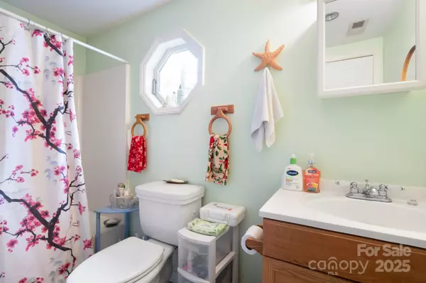 922 1st AVE W Hendersonville, NC 28739