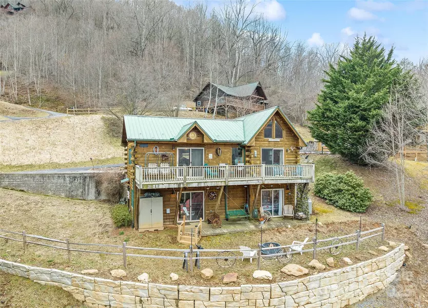 16 Hiawatha DR, Maggie Valley, NC 28751
