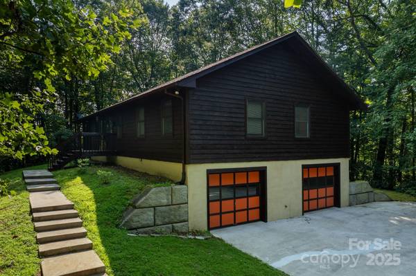 89 Woodpecker LN, Brevard, NC 28712