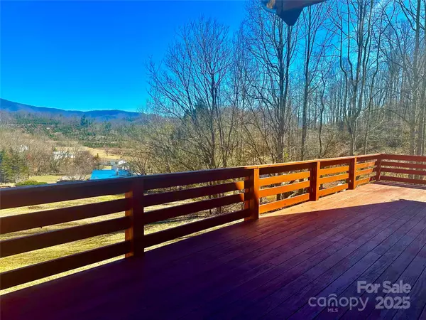 Bakersville, NC 28705,71 Travis LN
