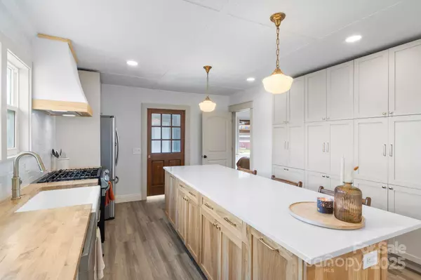 Brevard, NC 28712,452 Old Hendersonville HWY