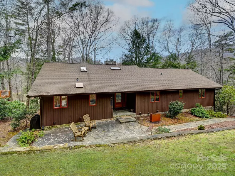 309 Secretariat LN, Fairview, NC 28730