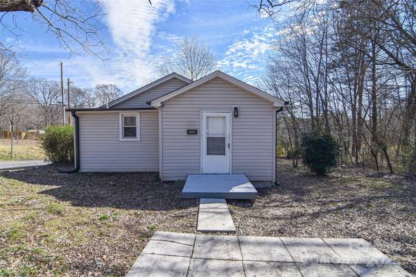 501 S Hoyle ST, Dallas, NC 28034