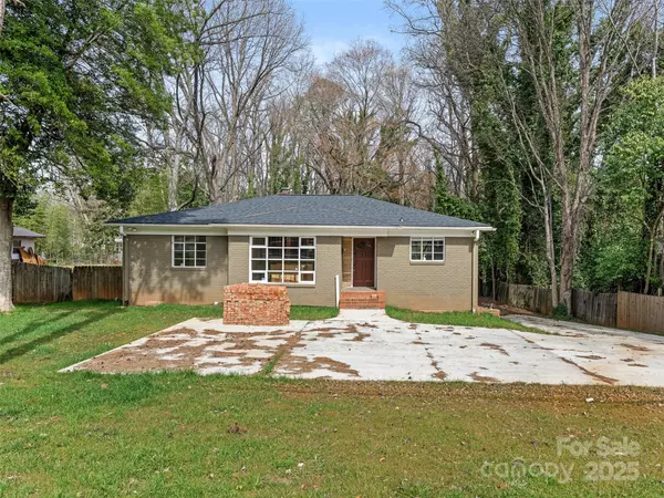 911 E Woodlawn RD,  Charlotte,  NC 28209