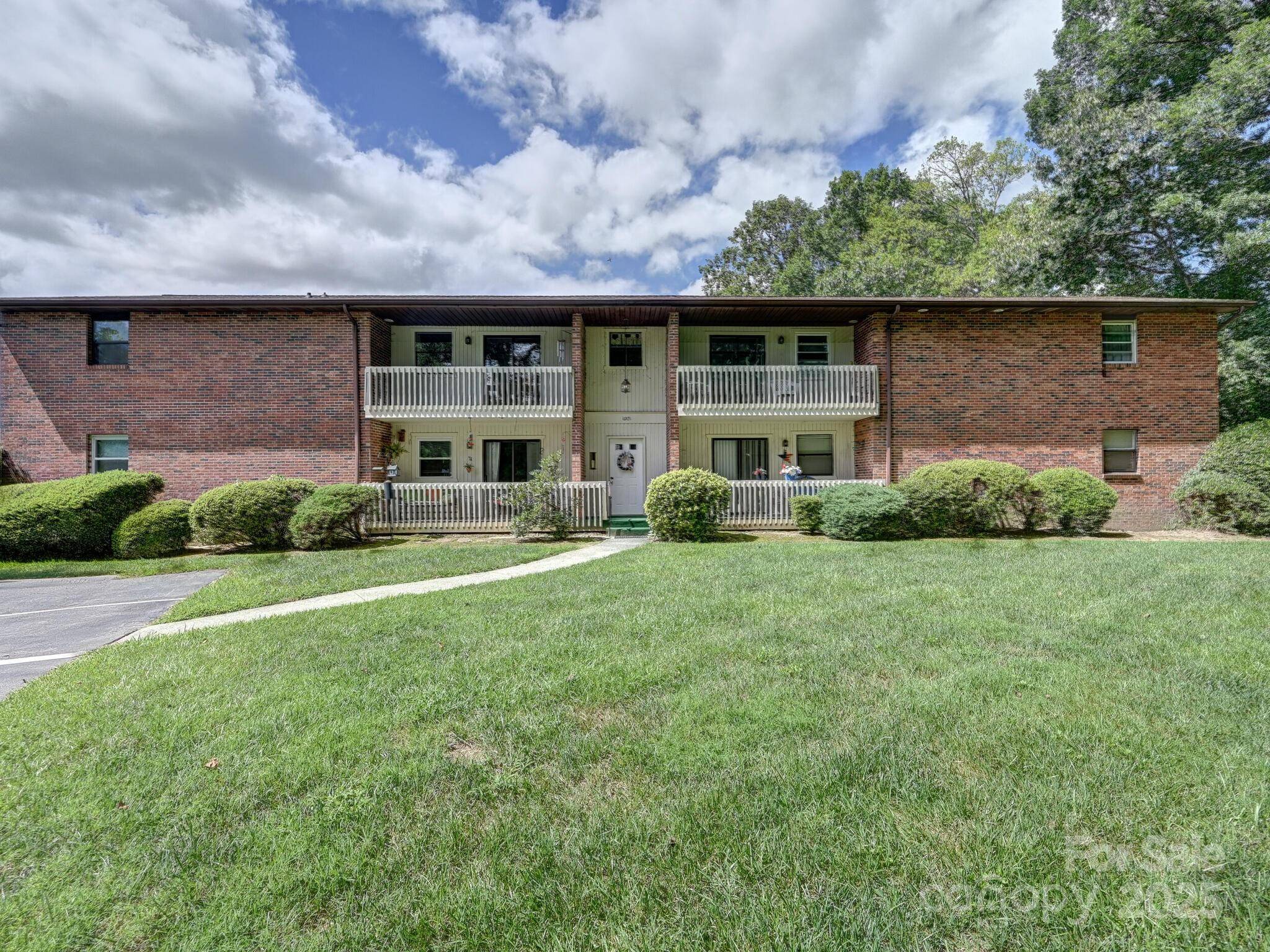Hendersonville, NC 28792,103 Oakwood PL #Apt 3