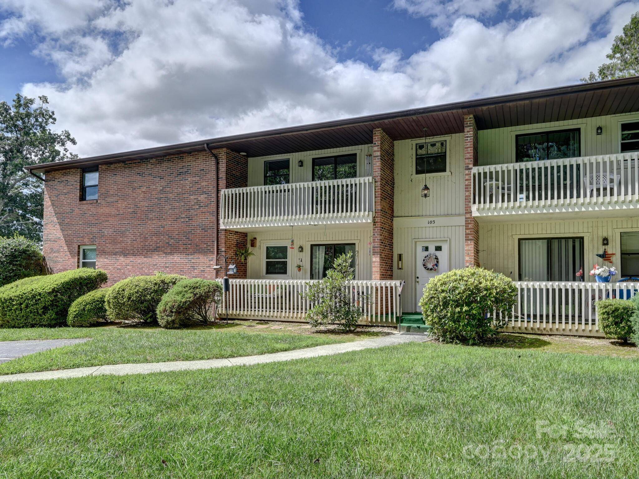 Hendersonville, NC 28792,103 Oakwood PL #Apt 3