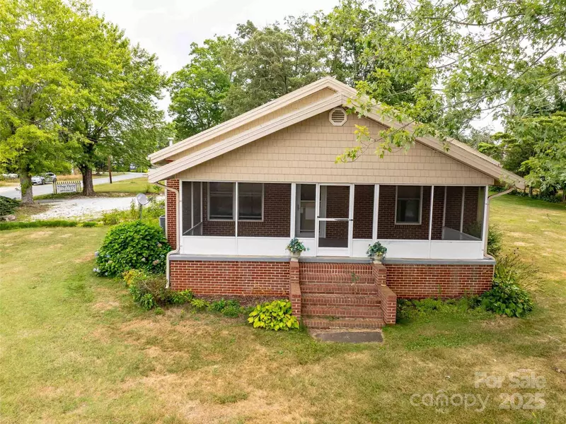 103 E King ST, East Flat Rock, NC 28726