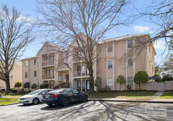 Charlotte, NC 28215,6142 Meadow Rose LN