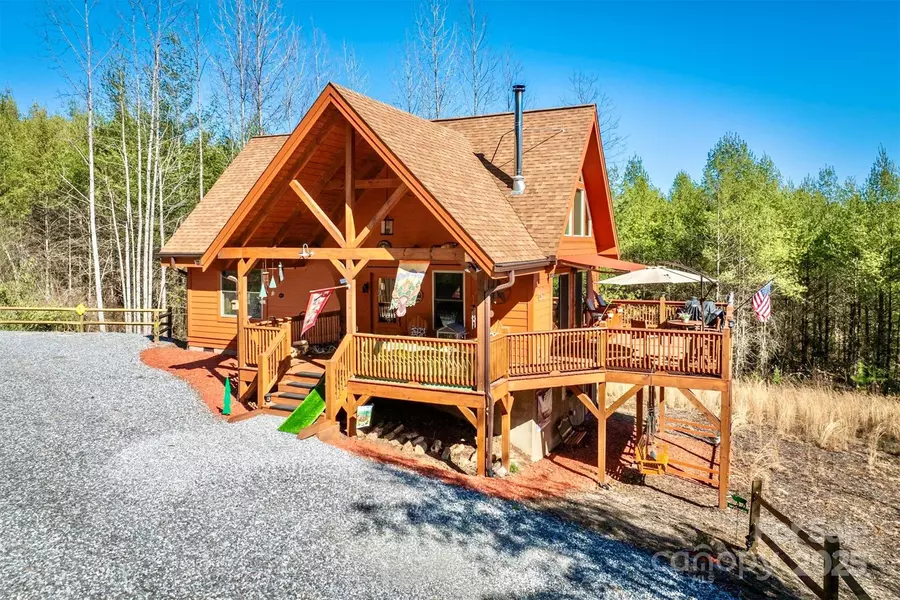 6033 Low Country RD, Lenoir, NC 28645