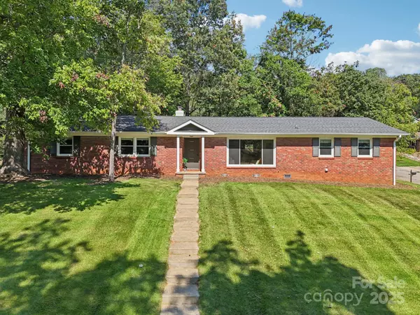 1 Forest LN, Asheville, NC 28805
