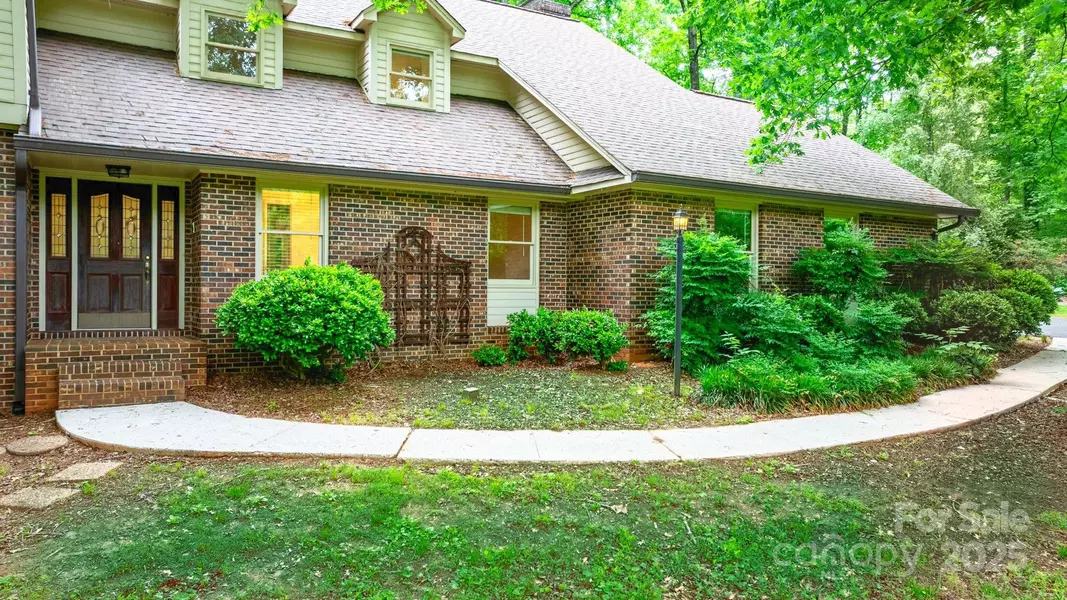 1080 Rolling Green DR, Newton, NC 28658