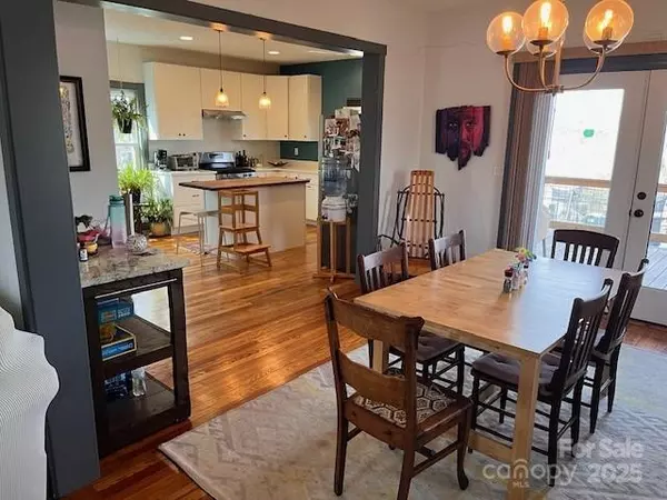 Asheville, NC 28801,17 Ora ST