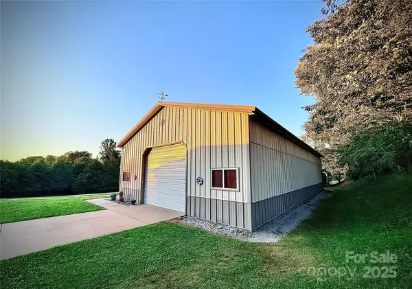 Hendersonville, NC 28792,520 Loop RD
