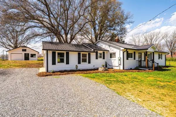 Hickory, NC 28602,1993 Moss Farm RD