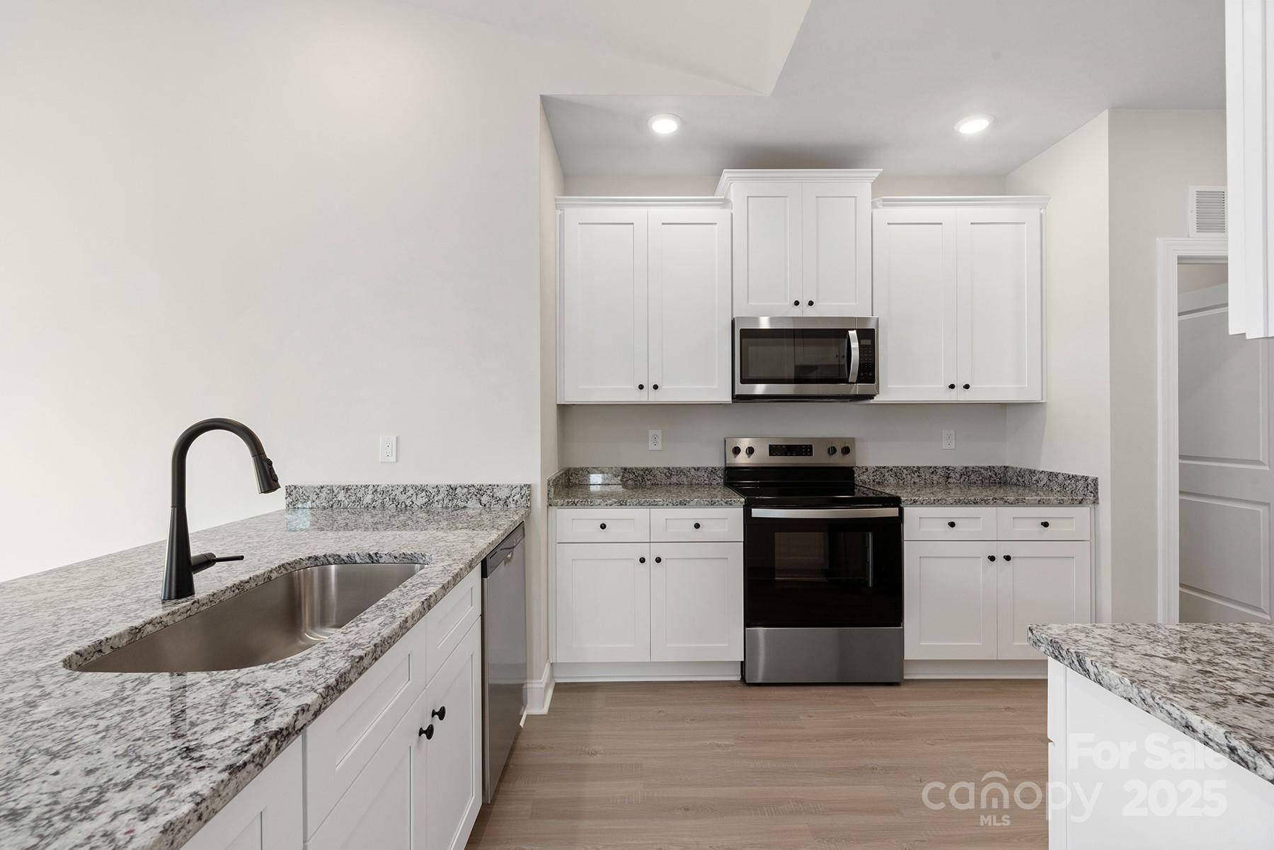 Charlotte, NC 28215,5618 Skinny DR