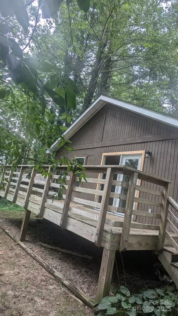 521 Lake Falls RD, Hendersonville, NC 28739