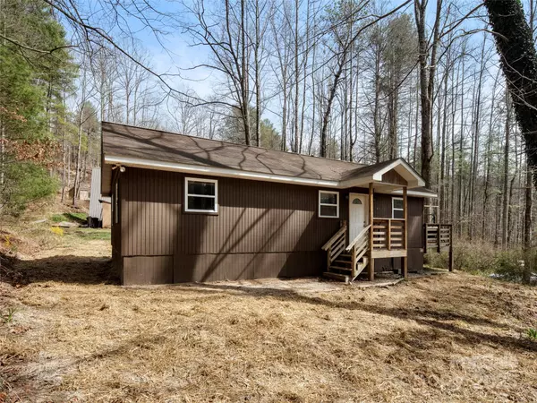 Hendersonville, NC 28739,521 Lake Falls RD