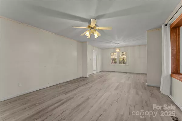 Hendersonville, NC 28791,123 Castleton LN