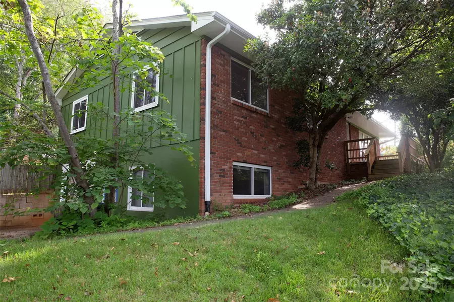 3 Quail Cove RD, Asheville, NC 28804