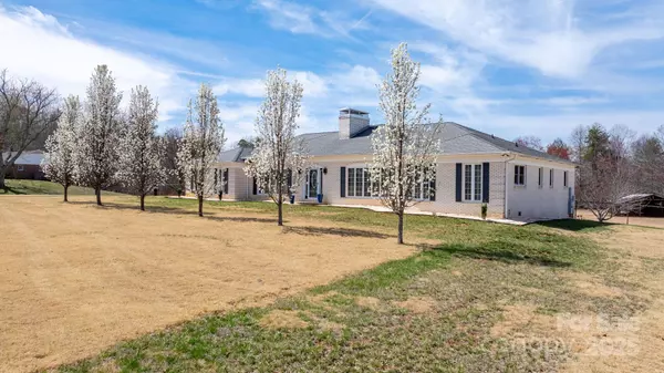 2136 Tomlinson LOOP, Connelly Springs, NC 28612