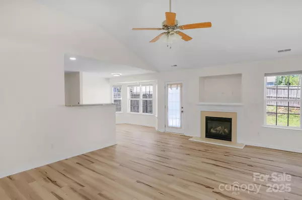 Charlotte, NC 28215,6821 Parkers Crossing DR