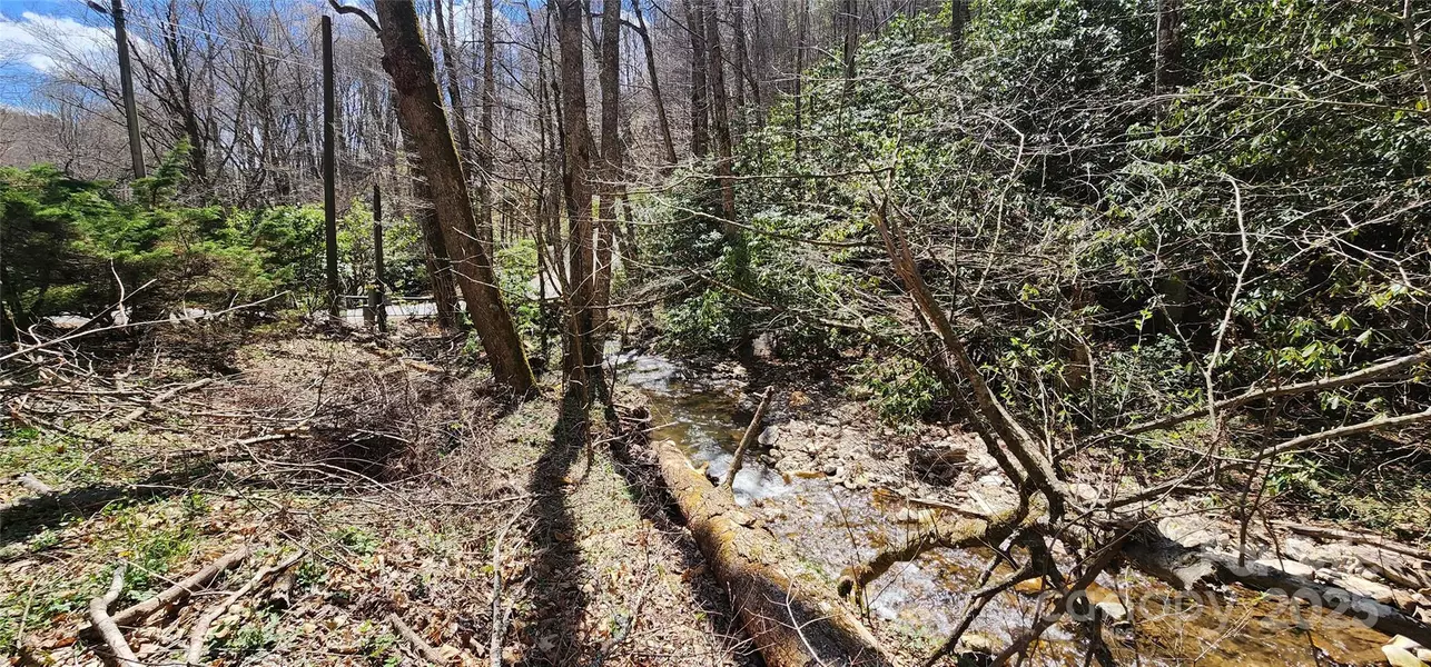 24 Village LN, Waynesville, NC 28786