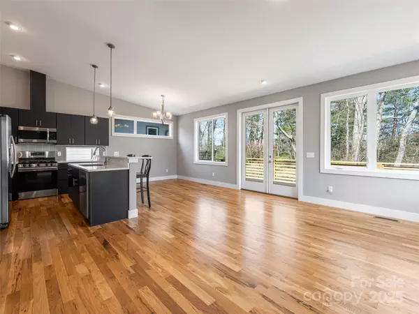 Asheville, NC 28806,7 Mauricet LN