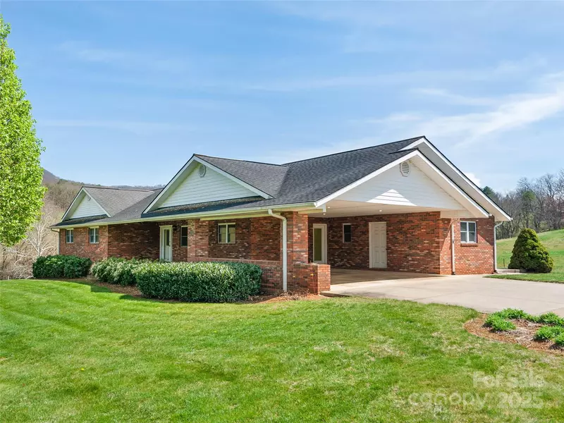 149 Sunny Hill LN, Clyde, NC 28721