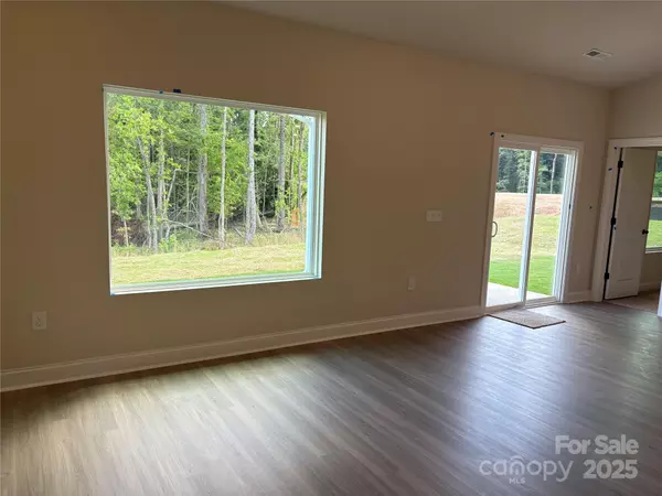 Charlotte, NC 28215,5711 Skinny DR
