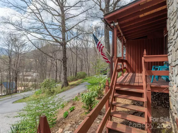 Maggie Valley, NC 28751,28 Cricket LN