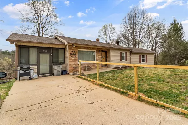 1203 Virginia ST SW, Lenoir, NC 28645