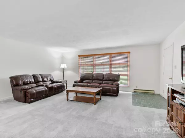 Asheville, NC 28805,4 Botany CT