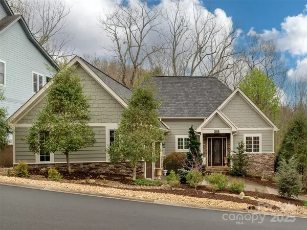 139 Deep Valley LN, Hendersonville, NC 28791