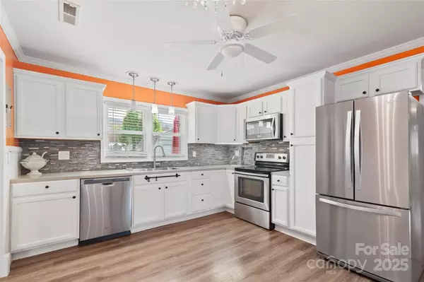 Waynesville, NC 28786,641 Camelot DR