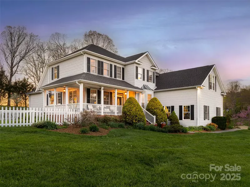 9 Meadow Glen DR, Weaverville, NC 28787