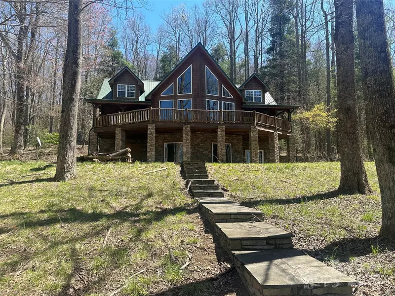 40 Boulder LN, Hendersonville, NC 28792