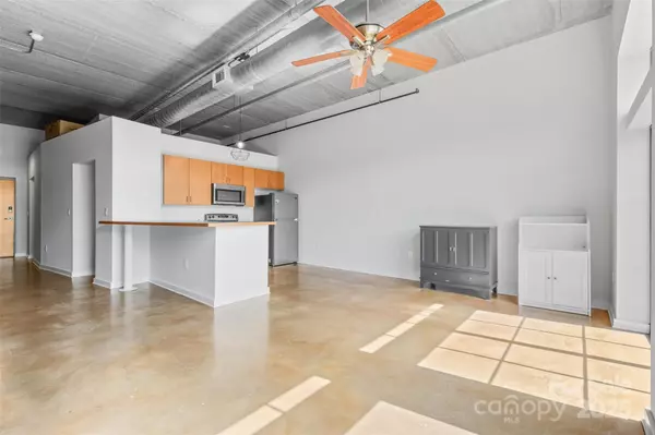 Charlotte, NC 28202,626 N Graham ST #405