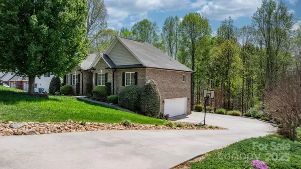 Hickory, NC 28602,1158 Waterford DR