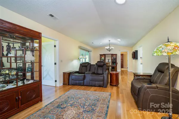 Hendersonville, NC 28791,727 W Saint Johns WAY