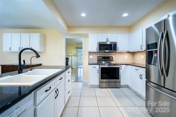 Hendersonville, NC 28791,727 W Saint Johns WAY