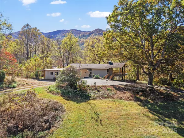 19 Old Patton Hill RD, Swannanoa, NC 28778