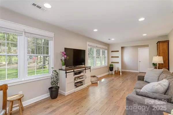Hendersonville, NC 28791,215 Shannon RD